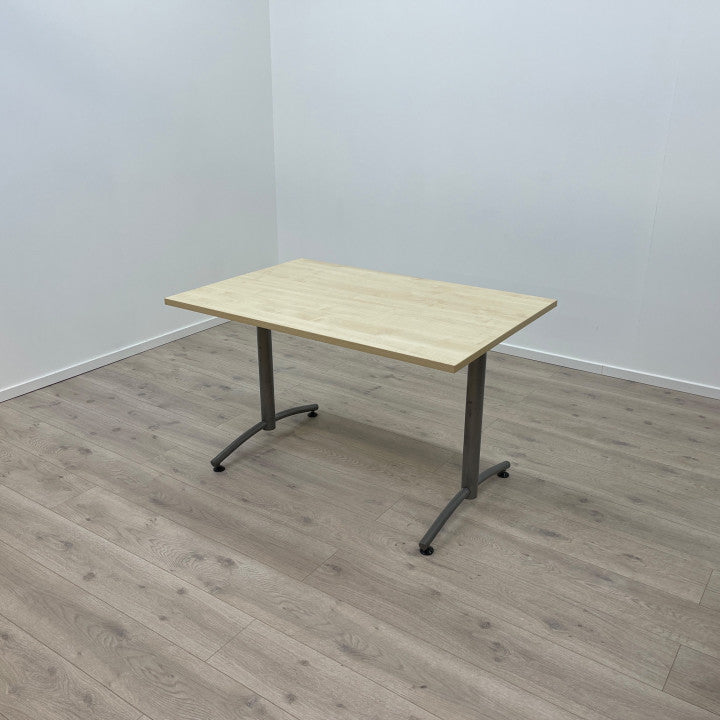 EFG skrivebord med trefarget bordplate