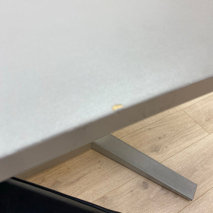 EFG elektrisk hev/senk skrivebord med magebue