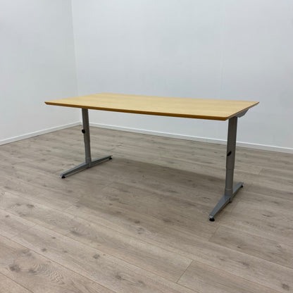 Trefarget skrivebord med grått understell