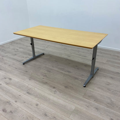 Trefarget skrivebord med grått understell