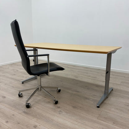 Trefarget skrivebord med grått understell