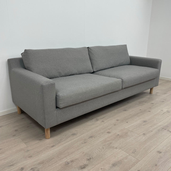 Nyrenset | Grå 3-seter sofa med eikebein