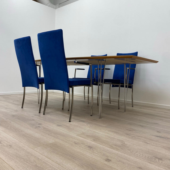 Møtebord i minimalistisk design på 4 krom ben