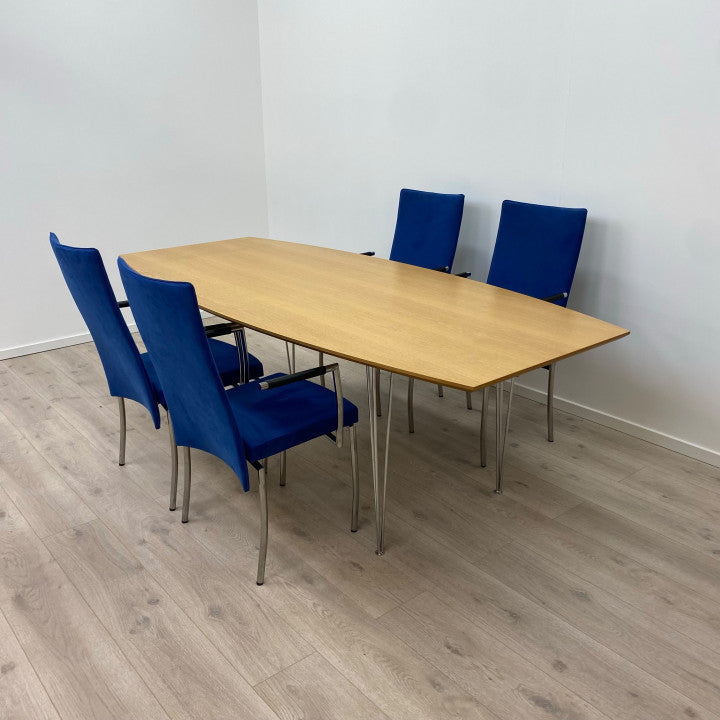 Møtebord i minimalistisk design på 4 krom ben
