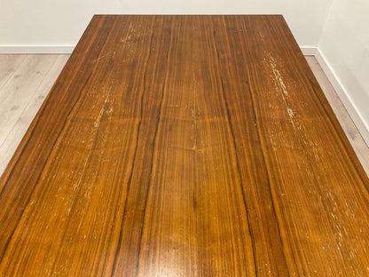 Sofabord/stuebord med trefarget bordplate i en robust og moderne stil