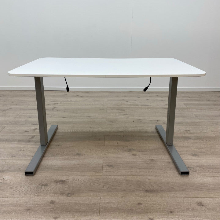 Mindre elektrisk hev/senk skrivebord med hvit bordplate