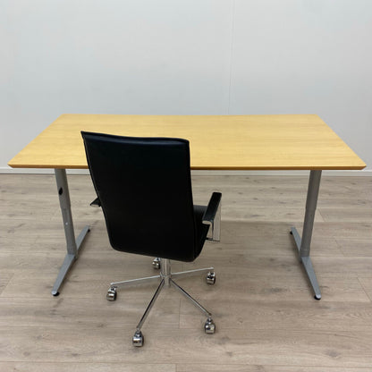 Trefarget skrivebord med grått understell