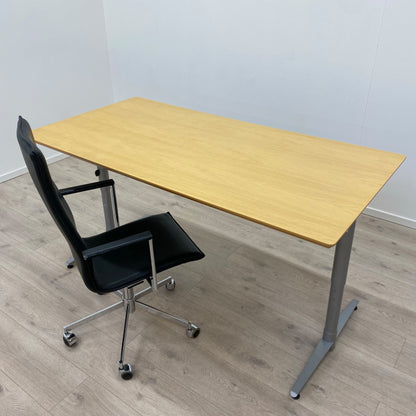Trefarget skrivebord med grått understell
