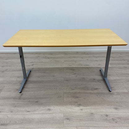 Trefarget skrivebord med grått understell