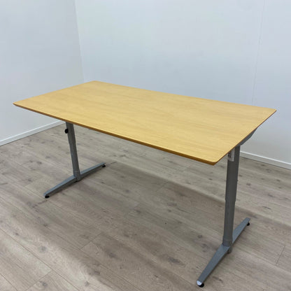 Trefarget skrivebord med grått understell