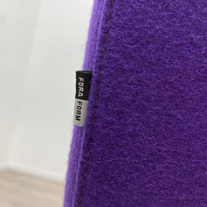 Fora Form møteromsstoler i lilla ullstoff