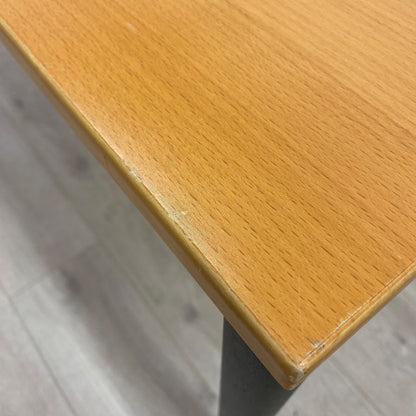 Skrivebord med venstresving og sort understell