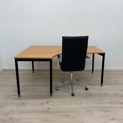 Skrivebord med venstresving og sort understell