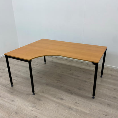 Skrivebord med venstresving og sort understell