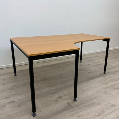 Skrivebord med venstresving og sort understell