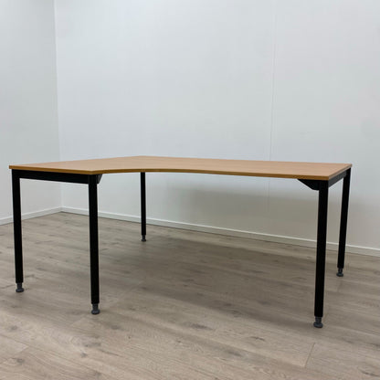 Skrivebord med venstresving og sort understell