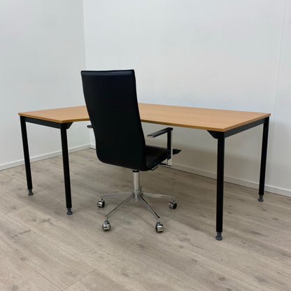 Skrivebord med venstresving og sort understell