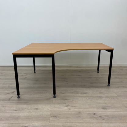 Skrivebord med venstresving og sort understell