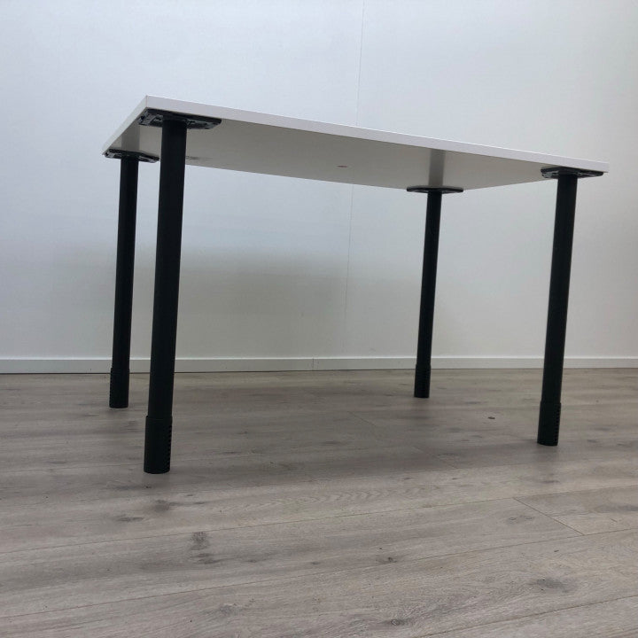 Skrivebord med hvit bordplate og sorte ben