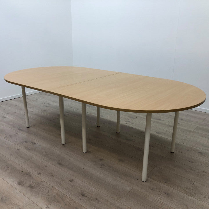 Møtebord med trefarget bordplate og hvite ben