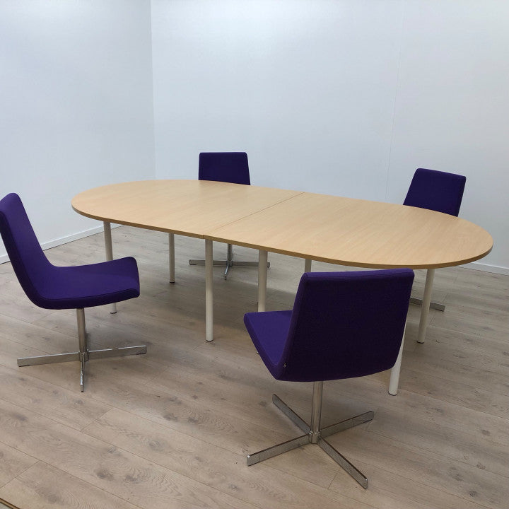 Møtebord med trefarget bordplate og hvite ben