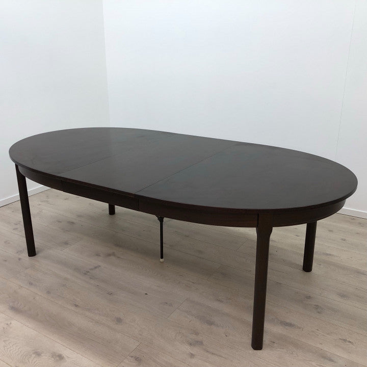 Større, brunt spisebord med 3 stk ileggsplater