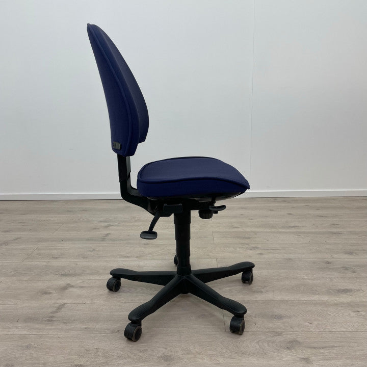 Kinnarps 6000 FreeFloat ergonomisk kontorstol med blå Gaja trekk av ull