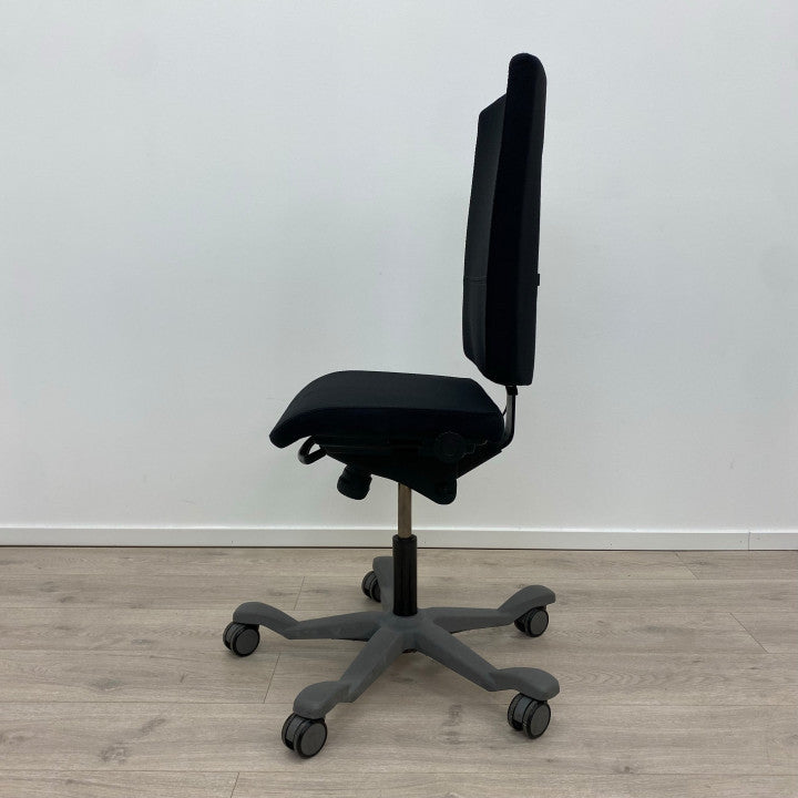 Nyrenset | ISKU sort kontorstol med grått understell