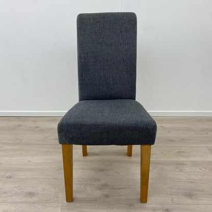 Spisestoler med polstret sete i grå farge