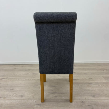 Spisestoler med polstret sete i grå farge