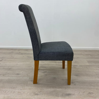 Spisestoler med polstret sete i grå farge