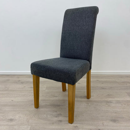 Spisestoler med polstret sete i grå farge