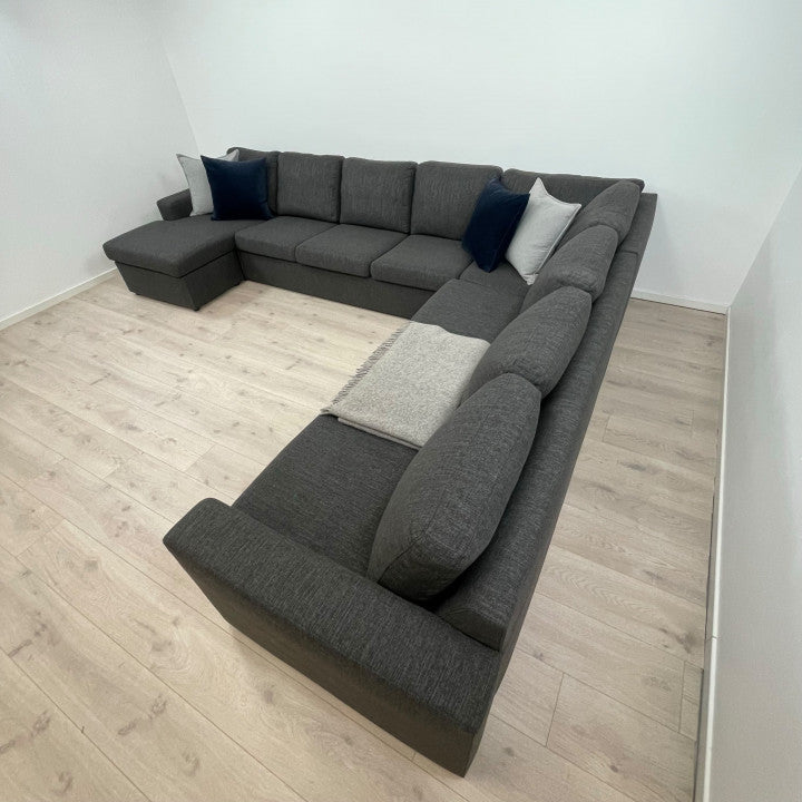 Nyrenset | Stor mørkegrå u-sofa med sjeselong