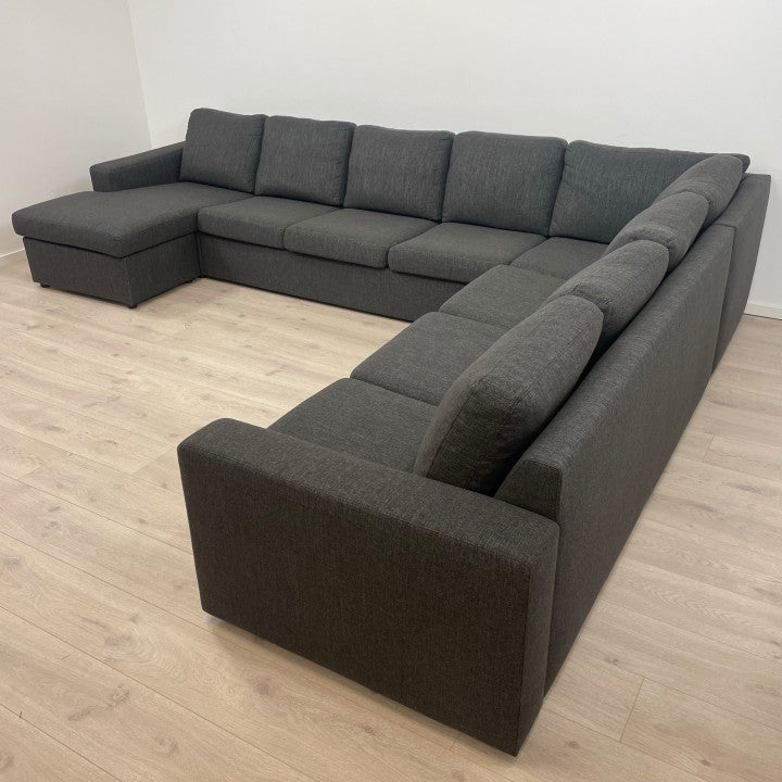 Nyrenset | Stor mørkegrå u-sofa med sjeselong