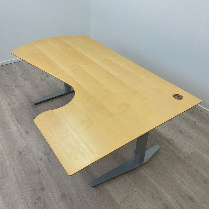 Større skrivebord med høyresving og kabelhull i bordplaten