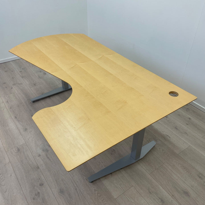 Større skrivebord med høyresving og kabelhull i bordplaten