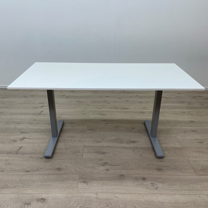 Elektrisk hev/senk skrivebord, hvit bordplate og grått understell