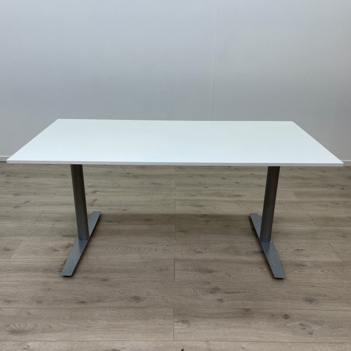 Elektrisk hev/senk skrivebord med ny, hvit bordplate
