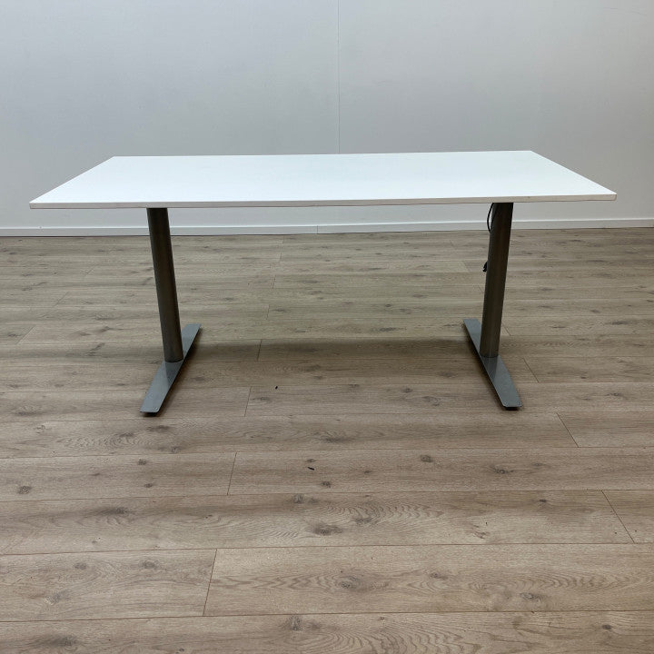 Elektriske hev/senk skrivebord med nye, hvite bordplater