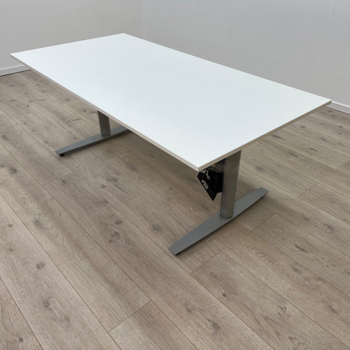Elektriske hev/senk skrivebord med hvit, ny bordplate
