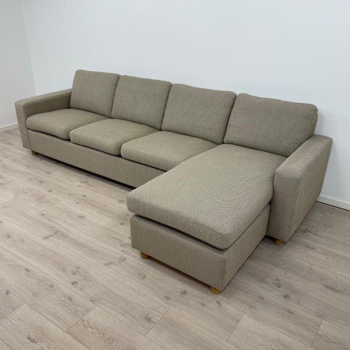 Nyrenset | Beige 4-seter sofa med dunputer