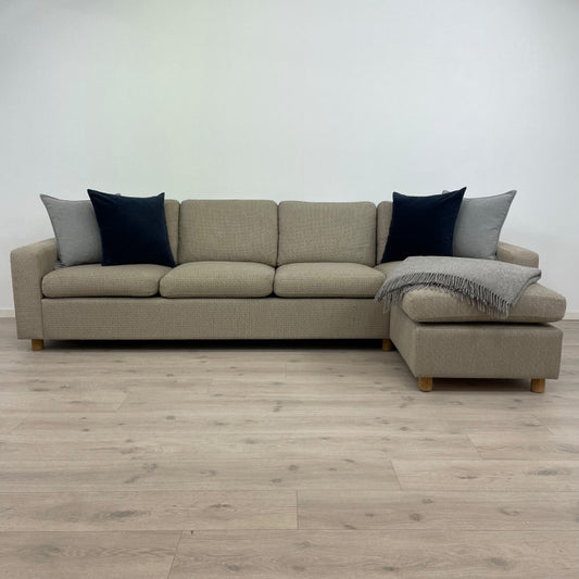 Nyrenset | Beige 4-seter sofa med dunputer