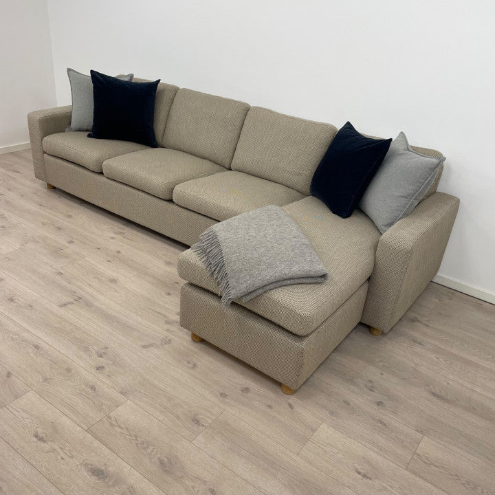 Nyrenset | Beige 4-seter sofa med dunputer