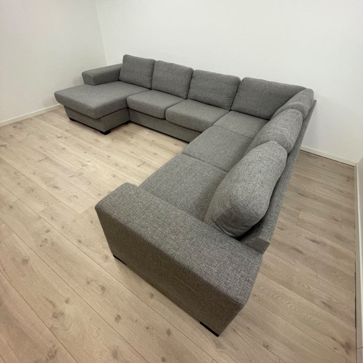Nyrenset | Stor lysegrå u-sofa med sjeselong