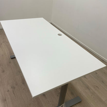 Skrivebord fra Kinnarps med kabelhull i bordplaten