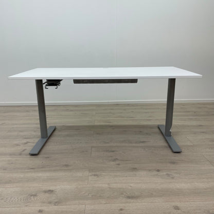 Skrivebord fra Kinnarps med kabelhull i bordplaten