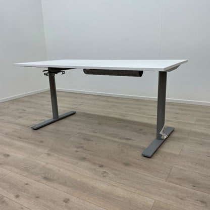 Skrivebord fra Kinnarps med kabelhull i bordplaten