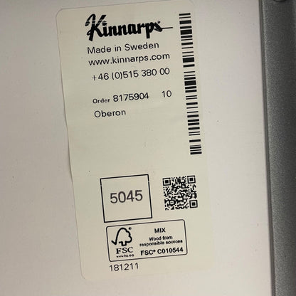 Skrivebord fra Kinnarps med kabelhull i bordplaten