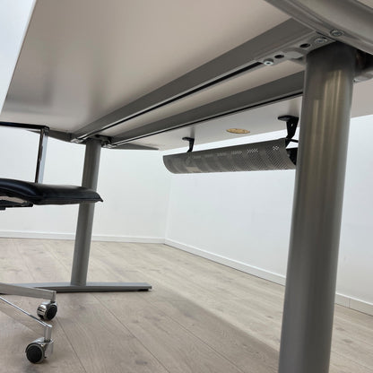 Skrivebord fra Kinnarps med kabelhull i bordplaten