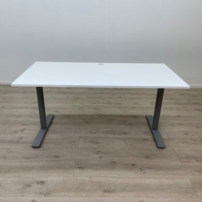 Skrivebord fra Kinnarps med kabelhull i bordplaten